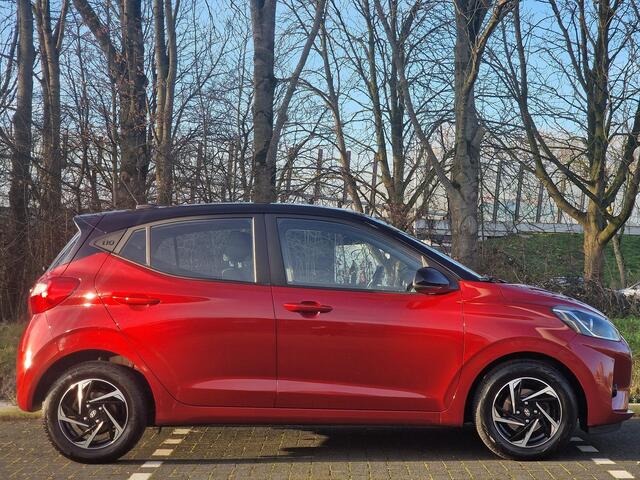 Hyundai I 10 5drs 1.0 67PK Premium | Climate control | Contrasterende dakkleur | Geïntegreerde navigatiesysteem| Lichtmetalen velgen | Parkeersensoren achter |