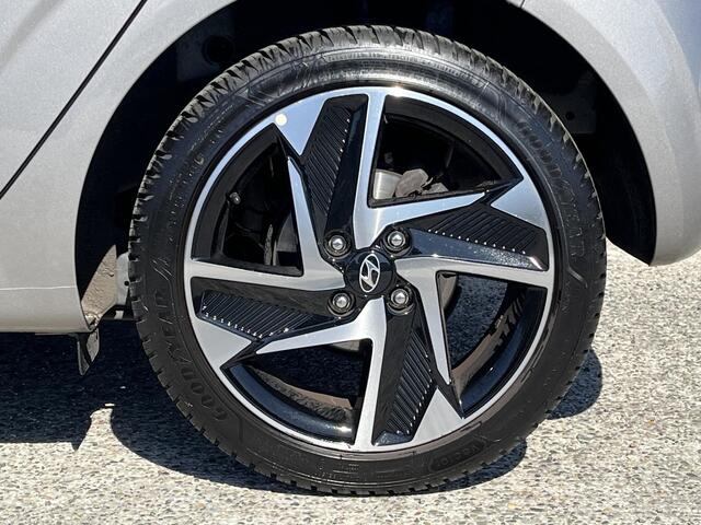 Hyundai I 10 5drs 1.0 Premium 30th Anniversary edition | Navigatie | Adaptieve koplampen | Camera & Parkeerhulp | 16'' lmv | donker getint glas |