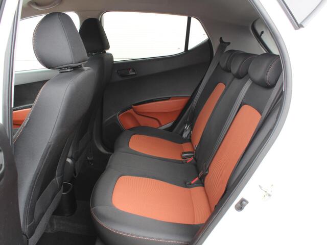 Hyundai I 10 1.0i Comfort 5p. AUTOMAAT / Navigatie + Apple Carplay/Android Auto / 14" Lichtmetalen Velgen / Airco / Bluetooth / Trekhaakbeugel voor Fietsendrager /