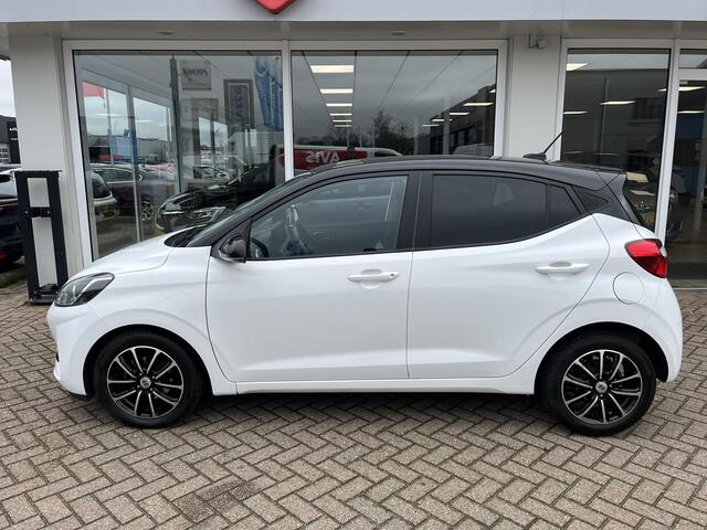 Hyundai I 10 1.0 Comfort Smart 5-zits Automaat Bi-tone wit met zwart dak, AppleCarPlay/AndroidAuto, navigatie, achteruitrij camera, cruise control, parkeersensoren achter,