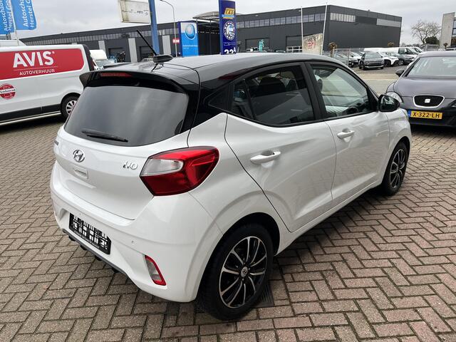 Hyundai I 10 1.0 Comfort Smart 5-zits Automaat Bi-tone wit met zwart dak, AppleCarPlay/AndroidAuto, navigatie, achteruitrij camera, cruise control, parkeersensoren achter,