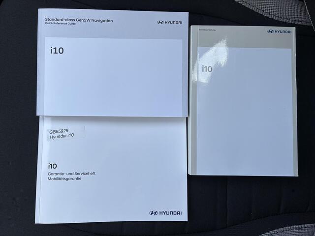 Hyundai I 10 1.0 Comfort Smart 5-zits Automaat / Fabrieksgarantie t/m 06-2029 / Dealer onderhouden / Stuur- en stoelverwarming / Navigatie / Apple Carplay Android / Camera / 15" LM wielen & All Season banden /