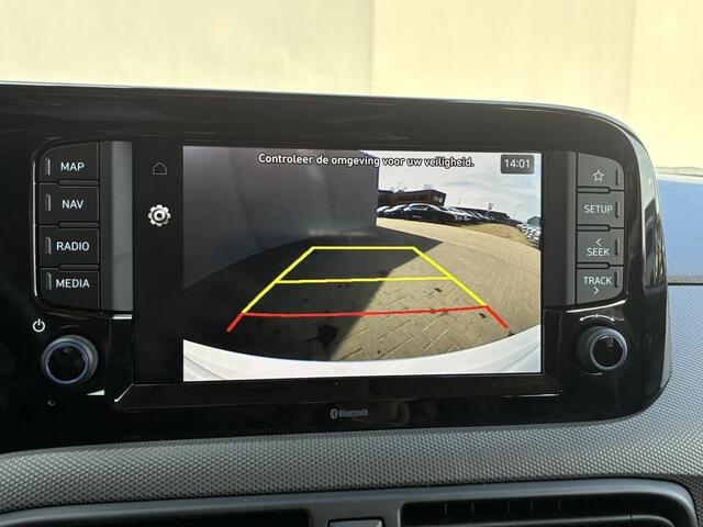 Hyundai I 10 1.0 Comfort Smart 5-zits Automaat / Fabrieksgarantie t/m 06-2029 / Dealer onderhouden / Stuur- en stoelverwarming / Navigatie / Apple Carplay Android / Camera / 15" LM wielen & All Season banden /