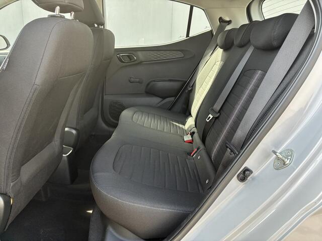 Hyundai I 10 1.0 Comfort Smart 5-zits Automaat / Fabrieksgarantie t/m 06-2029 / Dealer onderhouden / Stuur- en stoelverwarming / Navigatie / Apple Carplay Android / Camera / 15" LM wielen & All Season banden /