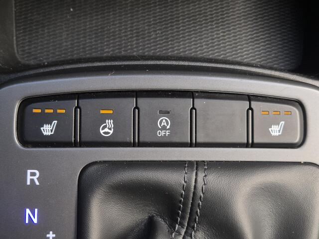 Hyundai I 10 1.0 / All season banden / Stuur- & Stoel verwarming / Navigatie via Apple Carplay of Android Auto / Climate control / Achteruitrijcamera / Cruise control / Elektrische ramen voor /