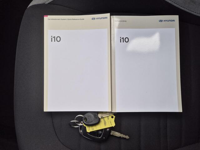 Hyundai I 10 1.0 / All season banden / Stuur- & Stoel verwarming / Navigatie via Apple Carplay of Android Auto / Climate control / Achteruitrijcamera / Cruise control / Elektrische ramen voor /
