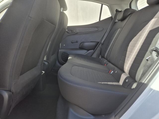 Hyundai I 10 1.0 / All season banden / Stuur- & Stoel verwarming / Navigatie via Apple Carplay of Android Auto / Climate control / Achteruitrijcamera / Cruise control / Elektrische ramen voor /