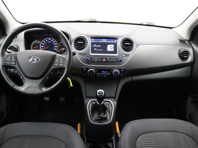 Hyundai I 10 1.0i i-Premium / 1e Eigenaar / Navigatie / Cruise Control / Android Auto/Apple CarPlay / Origineel Nederlands / Lichtmetalen Velgen / Privacy Glass / Winterbandenset / Stoelverwarming voor / Airco Climate Control /
