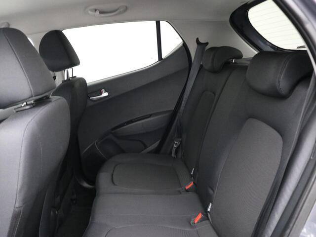 Hyundai I 10 1.0i i-Premium / 1e Eigenaar / Navigatie / Cruise Control / Android Auto/Apple CarPlay / Origineel Nederlands / Lichtmetalen Velgen / Privacy Glass / Winterbandenset / Stoelverwarming voor / Airco Climate Control /