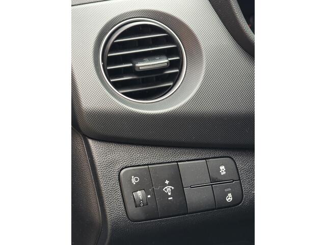 Hyundai I 10 1.0i Premium Stoel/Stuur Verwarming | Airco | Fietsendrager | Navi | Apple Carplay/Android Auto