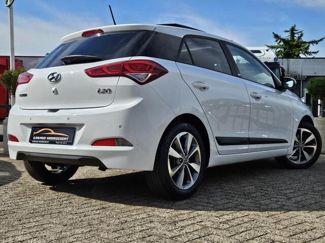 Hyundai I 20 1.0 Turbo-GDI 120pk Passion uitvoering PANORAMADAK|NAVIGATIE|CAMERA|LED KOPLAMPEN|PDC VOOR&ACHTER|DEALER ONDERHOUDEN Maandag tot Vrijdag geopend van 09.00 tot 20.00 uur en Zaterdag van 09.00 tot 18.00 uur