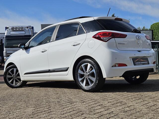 Hyundai I 20 1.0 Turbo-GDI 120pk Passion uitvoering PANORAMADAK|NAVIGATIE|CAMERA|LED KOPLAMPEN|PDC VOOR&ACHTER|DEALER ONDERHOUDEN Maandag tot Vrijdag geopend van 09.00 tot 20.00 uur en Zaterdag van 09.00 tot 18.00 uur