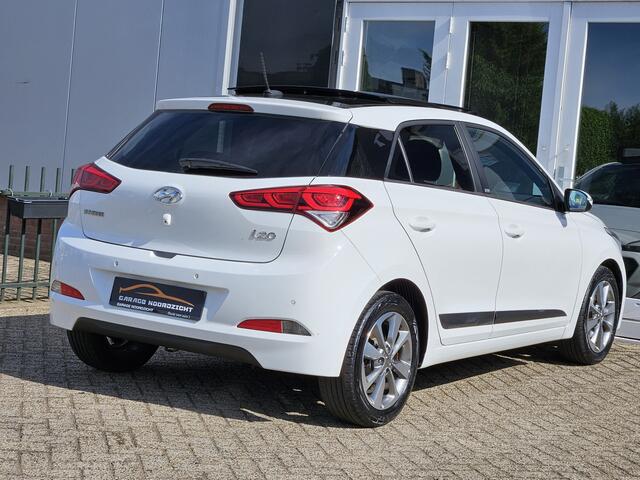 Hyundai I 20 1.0 Turbo-GDI 120pk Passion uitvoering PANORAMADAK|NAVIGATIE|CAMERA|LED KOPLAMPEN|PDC VOOR&ACHTER|DEALER ONDERHOUDEN Maandag tot Vrijdag geopend van 09.00 tot 20.00 uur en Zaterdag van 09.00 tot 18.00 uur