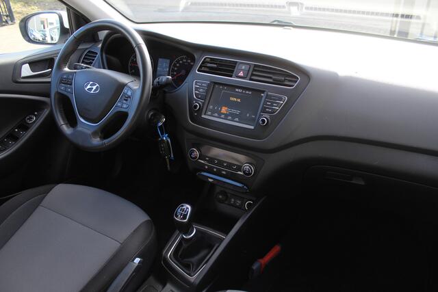 Hyundai I 20 1.0 T-GDI Comfort Navigatie/Achteruitrijcamera/Parkeersensoren/Apple carplay/Climate control/Cruise control/Lane assist/Bluetooth/DAB/Trekhaak/Multifunctioneel stuurwiel/Elektrische ramen/Elektrisch inklapbare spiegels.
