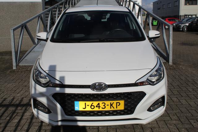 Hyundai I 20 1.0 T-GDI Comfort Navigatie/Achteruitrijcamera/Parkeersensoren/Apple carplay/Climate control/Cruise control/Lane assist/Bluetooth/DAB/Trekhaak/Multifunctioneel stuurwiel/Elektrische ramen/Elektrisch inklapbare spiegels.