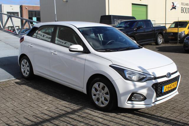 Hyundai I 20 1.0 T-GDI Comfort Navigatie/Achteruitrijcamera/Parkeersensoren/Apple carplay/Climate control/Cruise control/Lane assist/Bluetooth/DAB/Trekhaak/Multifunctioneel stuurwiel/Elektrische ramen/Elektrisch inklapbare spiegels.