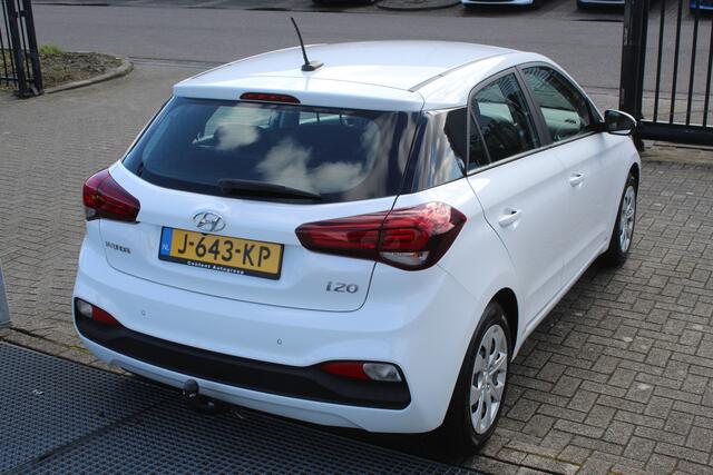 Hyundai I 20 1.0 T-GDI Comfort Navigatie/Achteruitrijcamera/Parkeersensoren/Apple carplay/Climate control/Cruise control/Lane assist/Bluetooth/DAB/Trekhaak/Multifunctioneel stuurwiel/Elektrische ramen/Elektrisch inklapbare spiegels.