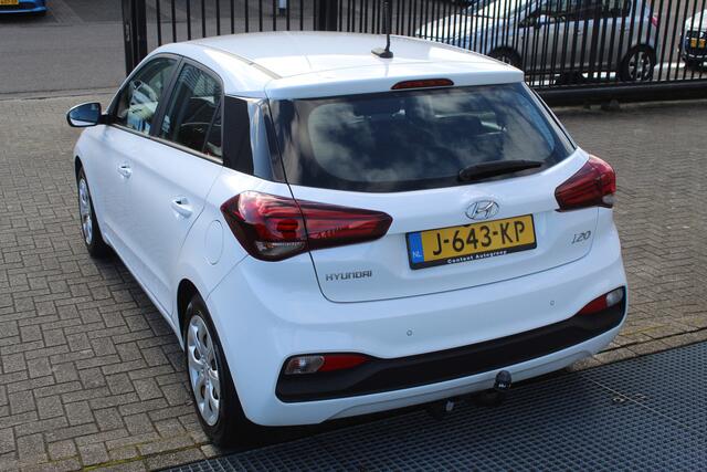 Hyundai I 20 1.0 T-GDI Comfort Navigatie/Achteruitrijcamera/Parkeersensoren/Apple carplay/Climate control/Cruise control/Lane assist/Bluetooth/DAB/Trekhaak/Multifunctioneel stuurwiel/Elektrische ramen/Elektrisch inklapbare spiegels.