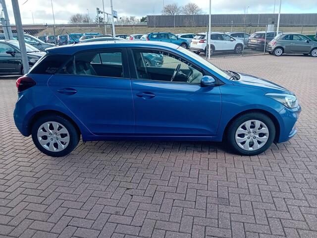 Hyundai I 20 1.0 T-GDI Automaat, Airco, Multimedia systeem, Bluetooth bellen en media streamen, Cruise control, Rijbaan begeleiding, Elektrische ramen rondom, Elektrische spiegels, Bestuurdersstoel in hoogte verstelbaar, Stuurwiel verstelbaar, Stuurwiel multif Zeer ne