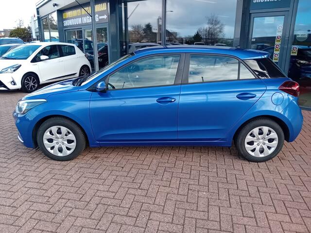 Hyundai I 20 1.0 T-GDI Automaat, Airco, Multimedia systeem, Bluetooth bellen en media streamen, Cruise control, Rijbaan begeleiding, Elektrische ramen rondom, Elektrische spiegels, Bestuurdersstoel in hoogte verstelbaar, Stuurwiel verstelbaar, Stuurwiel multif Zeer ne
