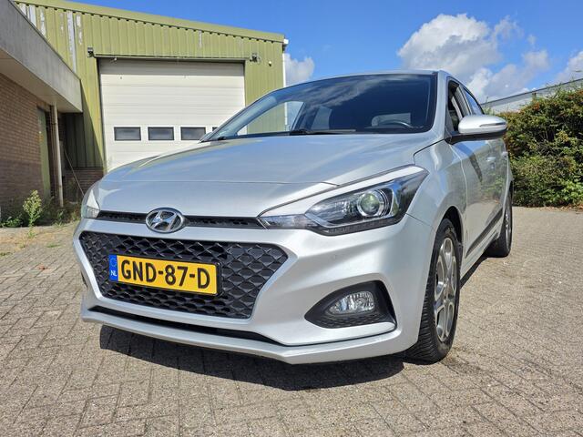 Hyundai I 20 1.2i Premium! Camera! Carplay! Nwstaat! Carpass!! VAN/VOOR Weken!