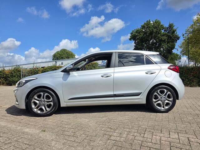 Hyundai I 20 1.2i Premium! Camera! Carplay! Nwstaat! Carpass!! VAN/VOOR Weken!