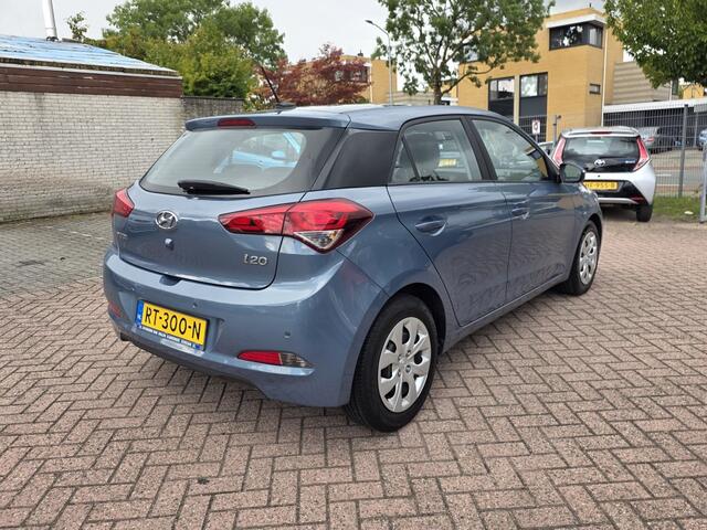 Hyundai I 20 1.0 T-GDI Comfort, navi, aur camera, cruise control.