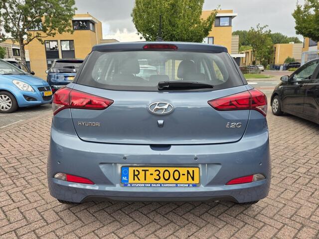 Hyundai I 20 1.0 T-GDI Comfort, navi, aur camera, cruise control.