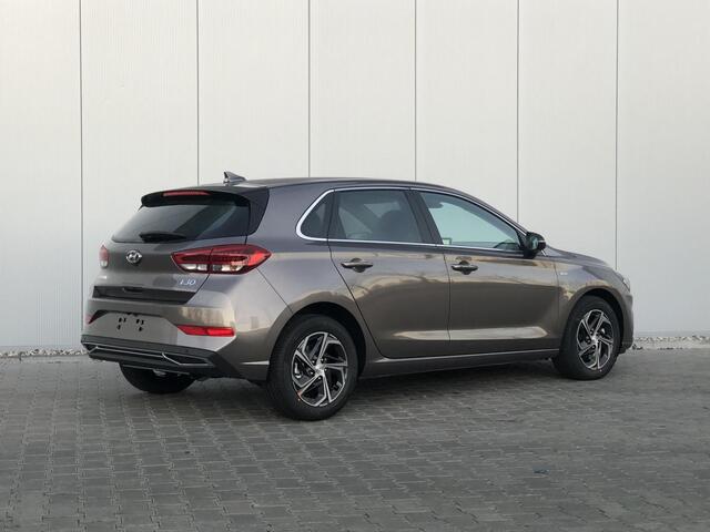Hyundai I 30 1.5 T-GDi MHEV Premium | Navigatie | Climate Control | Keyless Stop en Go | Led koplampen | 16" Lm velgen | PDC v + a + camera | Stoelverwarming en Verkoeling |