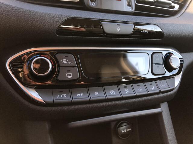Hyundai I 30 1.5 T-GDi MHEV Premium | Navigatie | Climate Control | Keyless Stop en Go | Led koplampen | 16" Lm velgen | PDC v + a + camera | Stoelverwarming en Verkoeling |