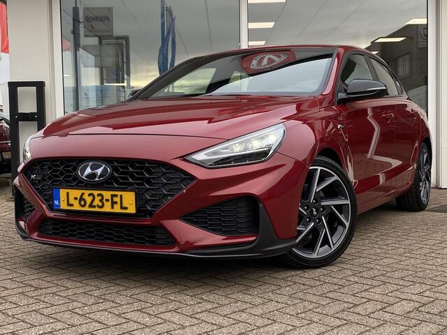 Hyundai I 30 Fastback 1.5 T-GDi MHEV N Line Stoelverwarming, navigatie Apple CarPlay/Android Auto, suède interieur, achteruitrij camera, cruise control, boekjes compleet!