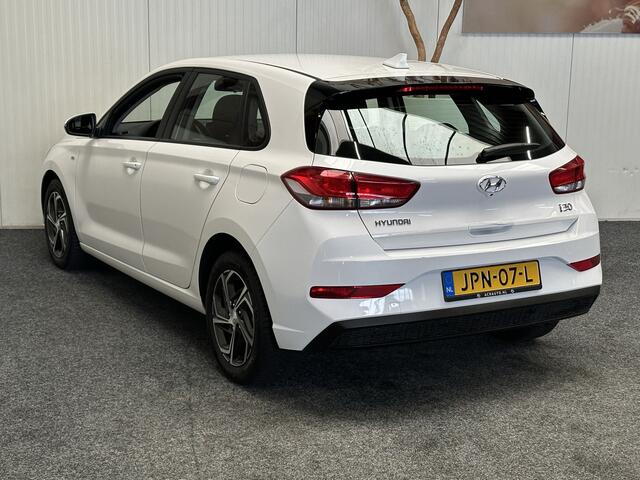 Hyundai I 30 1.0 T-GDi MHEV COMFORT AUTOMAAT ACHTERUIT RIJ CAMERA APPLE CARPLAY NAVIGATIE LM 16 INCH CLIMA SCHAKELFLIPPERS STUURBEDIENING, STOELVERWARMING ZEER MOOI !!