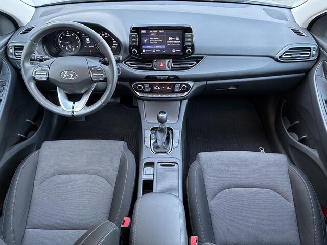 Hyundai I 30 1.0 T-GDi MHEV Comfort Smart / Stoel-/Stuurverwarming / Cruise Control / Achteruitrijcamera / Navigatie d.m.v. Apple Carplay/Android Auto / Winterset /