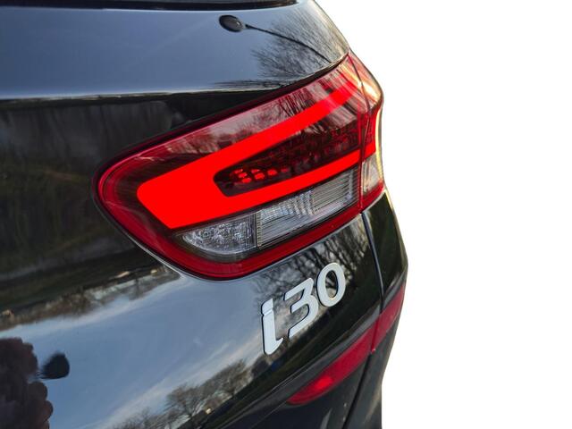 Hyundai I 30 Wagon Comfort 1.0 T-GDi 115pk | CRUISE CONTROL | CAMERA | PARKEERSENSOREN V + A | APPLE CARPLAY / ANDROID AUTO | NAVI | DRAADLOZE TELEFOONLADER | CLIMA |