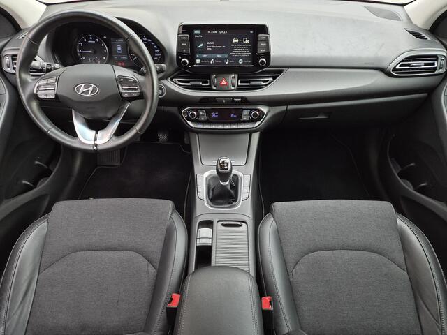 Hyundai I 30 1.0 T-GDi MHEV Comfort / Navigatie via Apple Carplay of Android Auto / Stuur- & Stoelverwarming / Achteruitrijcamera / Cruise control / Keyless Entry/Start / Climate control / Parkeersensoren achter /