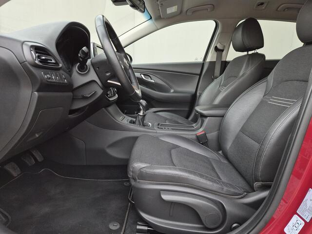 Hyundai I 30 1.0 T-GDi MHEV Comfort / Navigatie via Apple Carplay of Android Auto / Stuur- & Stoelverwarming / Achteruitrijcamera / Cruise control / Keyless Entry/Start / Climate control / Parkeersensoren achter /
