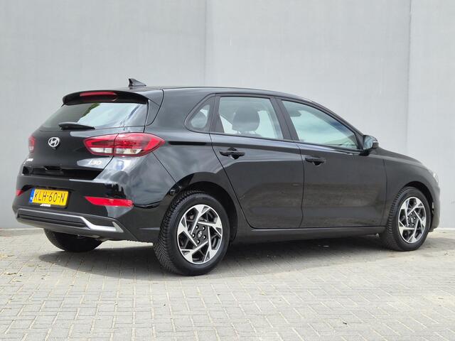 Hyundai I 30 1.0 T-GDi MHEV Comfort Smart / Fabrieksgarantie tot 07-2029 / Dealer onderhouden / All season banden / Stuur- & Stoelverwarming / Adaptief cruise control / Achteruitrijcamera / Keyless Entry/Start / Climate control / Apple Carplay Android Auto /