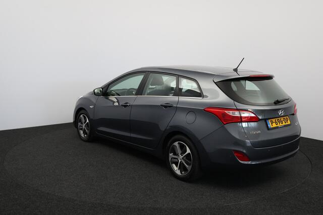 Hyundai I 30 CW 1.4 i-Drive/ Stoel + Stuurverw./ 16'' LMV/ Airco/ Cruise/ Elek. pakket/ Isofix/ Bluetooth/ Armsteun/ Multi. LEDER. Stuur/ Mistl./ PDC/ LED Dagrijverl.