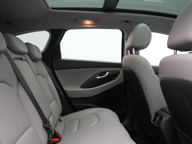 Hyundai I 30 Wagon 1.4 T-GDI Premium 141pk | Panodak | Adaptive Cruise | Camera | Lederen Sportstoelen Memory & Ventilatie | Keyless | BLIS | Stoelen & Stuur Verwarmd | LED Koplampen | Navigatie | DAB |