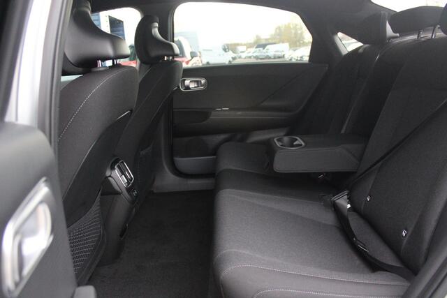 Hyundai IONIQ 6 CONNECT 77 kWh WARMTEPOMP | VOORVERWARMING | NAVIGATIE | STOELVERWARMING | STUURVERWARMING | HEAD-UP DISPLAY | DODEHOEK DETECTIE | ELEKTRISCHE VOOSRSTOELEN | ACHTERBANK VERWARMING | ELEKTRSICH BEDIENBARE ACHTERKLEP | DRAADLOOS TELEFOONLADEN | VEHICLE TO