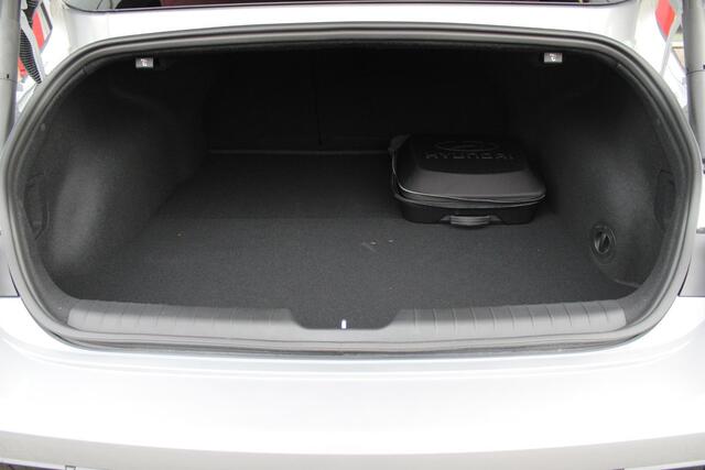 Hyundai IONIQ 6 CONNECT 77 kWh WARMTEPOMP | VOORVERWARMING | NAVIGATIE | STOELVERWARMING | STUURVERWARMING | HEAD-UP DISPLAY | DODEHOEK DETECTIE | ELEKTRISCHE VOOSRSTOELEN | ACHTERBANK VERWARMING | ELEKTRSICH BEDIENBARE ACHTERKLEP | DRAADLOOS TELEFOONLADEN | VEHICLE TO