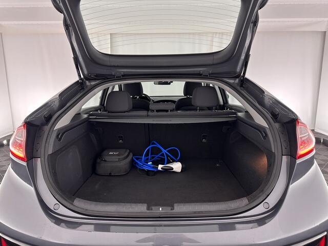 Hyundai IONIQ Comfort EV Aut. *INFINITY-AUDIO | NAVI-FULLMAP | CAMERA | CCS-FASTLOADER | LANE-ASSIST | ADAPTIVE-CRUISE | KEYLESS | SHIFT-PADDLES | VESS | APP.CONNECT | DAB+ | COMFORT-SEATS | 16"ALU*