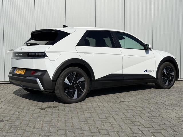 Hyundai IONIQ 5 Connect+ 84 kWh / Zwart Leder / Stoelverwarming / Achteruitrijcamera / Elek. Bedienbare Stoelen / Climate Control / Adaptive Cruise Control / Beschikbaar vanaf 29-05 /