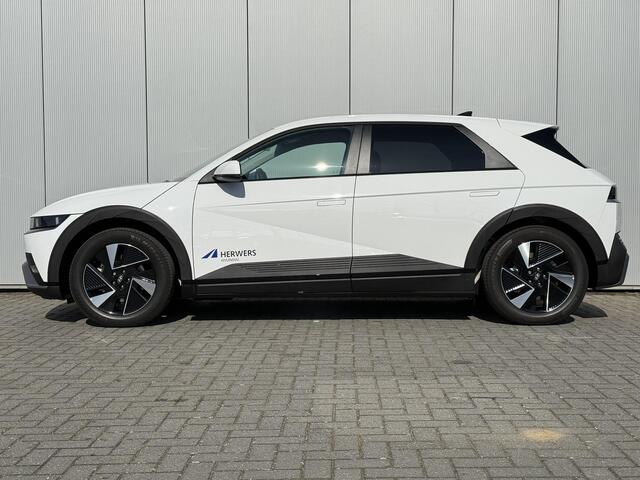 Hyundai IONIQ 5 Connect+ 84 kWh / Zwart Leder / Stoelverwarming / Achteruitrijcamera / Elek. Bedienbare Stoelen / Climate Control / Adaptive Cruise Control / Beschikbaar vanaf 29-05 /