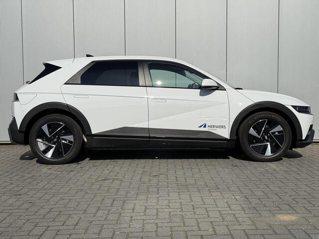 Hyundai IONIQ 5 Connect+ 84 kWh / Zwart Leder / Stoelverwarming / Achteruitrijcamera / Elek. Bedienbare Stoelen / Climate Control / Adaptive Cruise Control / Beschikbaar vanaf 29-05 /