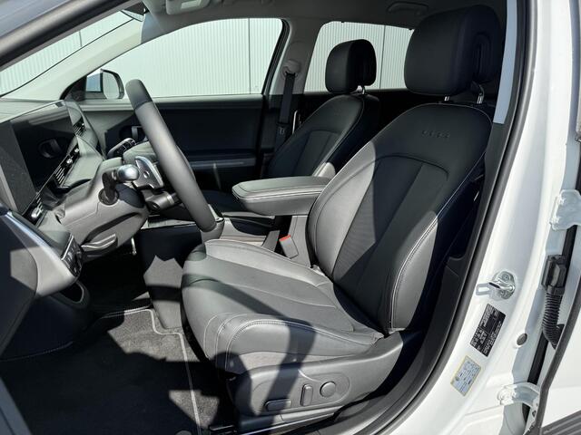 Hyundai IONIQ 5 Connect+ 84 kWh / Zwart Leder / Stoelverwarming / Achteruitrijcamera / Elek. Bedienbare Stoelen / Climate Control / Adaptive Cruise Control / Beschikbaar vanaf 29-05 /