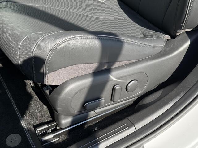 Hyundai IONIQ 5 Connect+ 84 kWh / Zwart Leder / Stoelverwarming / Achteruitrijcamera / Elek. Bedienbare Stoelen / Climate Control / Adaptive Cruise Control / Beschikbaar vanaf 29-05 /