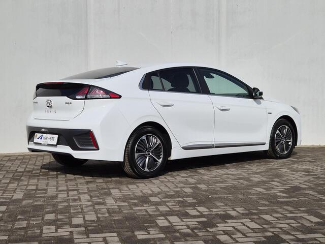 Hyundai IONIQ 1.6 GDi PHEV Plug-in Premium Automaat / Accu SoH 100% / Stuur-, en Stoelverwarming / Stoelventilatie voor / Apple Carplay Android Auto / Adaptief cruise control / Achterbank verwarming / Dealer onderhouden /