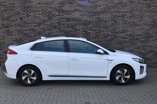 Hyundai IONIQ 1.6 GDi First Edition | Camera | Navi | Carplay | Schuifdak |