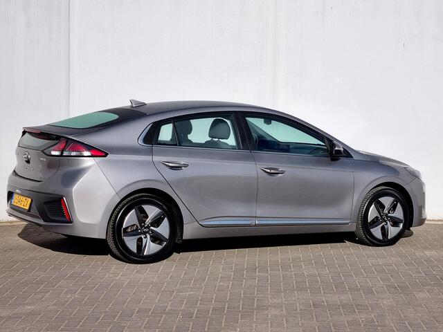 Hyundai IONIQ 1.6 GDi Comfort - Plus Automaat / Navigatie / Achteruitrijcamera / Cruise Control Adaptief / Draadloze Telefoonlader